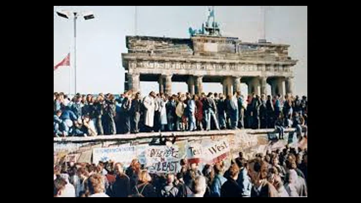 On This Day November 9 1989 – The Berlin Wall Was Finally Approved To Be Torn Down in Germany