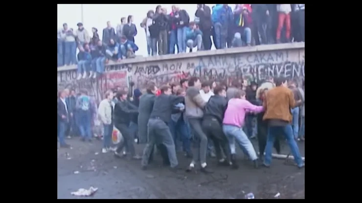 On This Day November 9 1989 – Germany Began Tearing Down the Berlin Wall